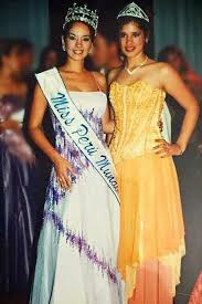 Missologo Peru - De esas fotos que valen oro 😍 Era el año 2002 y la bella Miss Perú Mundo, Marina Mora Montero, posaba junto a la Miss Tacna de ese mismo