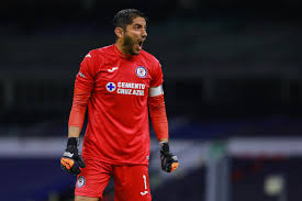 El portero del américa le ha ganado la titularidad en el tri, pero también presume títulos de liga mx, algo que el guardameta de cruz azul no ha podido. Jesus Corona Lesionado Y Con Coronavirus El Problema De Cruz Azul Gq Mexico Y Latinoamerica