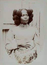 Vintage Photos Of Madagascan Women Showcasing Their Beautiful Hairstyles In The Early 20th Century Black Hair History African Hairstyles African Braids Hairstyles Pictures