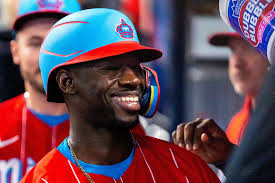 Jonathan Davis re-signs with Marlins