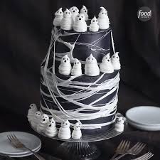 Gateau Noir Halloween Avec Petit Fantome Meringue In 2020 Ghost Cake Spooky Cake Halloween Cakes