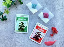 画像ページ[17] 『バイオハザード』シリーズでおなじみの回復アイテム「グリーンハーブ」と「レッドハーブ」が「アンブレラ社 入浴剤」となって登場。 ハーブの香りに包まれて癒しのバスタイム