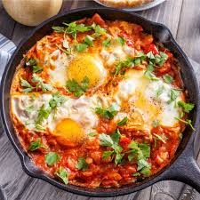 Diese shakshuka mit tomaten und zucchini schmeckt köstlich zum abendessen oder mittag. Original Shakshuka Rezept Kostliches Fitness Gericht Mit Tomate Ei