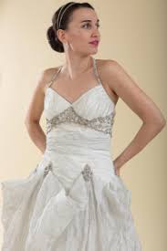 Il corpetto caratteristiche scollo a cuore con fuori le spalline e il pizzo avorio sopra grigio satinato. Abito Sposa Svasato Grigio Perla Con Ricami Strass Favole Abiti Da Sposa E Da Cerimonia Con Sartoria