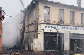 See more of maison du peuple de toulouse et alentours on facebook. Incendie A Toulouse Un Immeuble Ravage Par Les Flammes Un Pompier Blesse Actu Toulouse