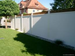 Sichtschutz Mit Alulattung In Holzoptik Und Einem Zierkies Streifen Gabionen Mauerabdeckung Sichtschutz Garten