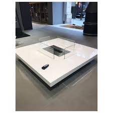 The black powder coated aluminum base is designed to resist rusting while the black glass top provides a contemporary table top that's perfect to use as a coffee table. Bioethanol Fire
