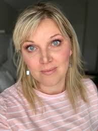 I, being a product of the 90s have absolutely no idea how to contour, but I  own this. Sadly I can't give much of an opinion other than that the  highlighter is