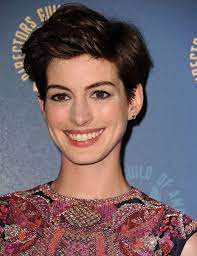 This Is My Favorite Way Anne Hathaway Has Styled Her Short Haircut To Date Anne Hathaway Haircut Anne Hathaway Short Hair Short Hair Styles