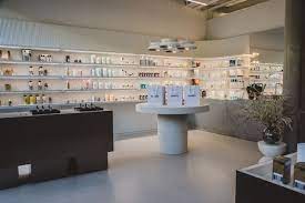 Our carefully selected list of premium beauty products include the latest in skin care, fragrances, nails, hair products, makeup, and much more. Kosmetik Die Wahrheit Hinter Dem Ersten Beauty Store Von Zalando