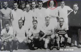 Anniversaires d'Olympiens : Hommage à AHMED BEN BELLA !!! Né le 25 décembre 1916 à Marnia (Algérie) Décédé le 11 Avril 2012 à Alger Taille : 177 cm Poids : 64 Kg