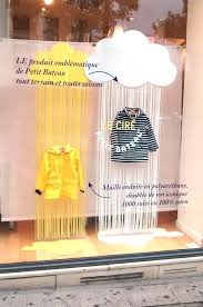 Petit Bateau Vitrine Aout 20 15 Paris Escaparate De Vitrina De Tienda Escaparates Escaparates De Tienda