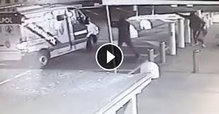 Sono immagini che sembrano prese da un film d'azione e invece è la realtà.la guardia giurata alla guida di questo portavalori è riuscita a sventare un. Milano Assaltano Il Portavalori Con Pistole E Kalashnikov Via Con 20mila Euro Le Rapina Sembra Un Film D Azione Il Fatto Quotidiano
