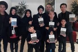 She had at least 1 relationship previously. Hebat Pasutri Ini Keliling Dunia Bersama 11 Anaknya