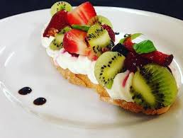 Laurine Boubou On Instagram Dessert Du Jour Tartine De Fromage Blanc Fruits Rouges Myrtilles Framboises Fraises Confits Au Miel Good Food Food Desserts