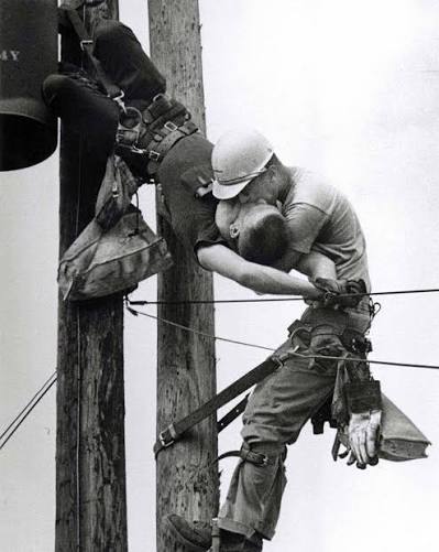 Em julho de 1967, uma cena de poucos segundos em Jacksonville, na Flórida, se transformou em uma das fotografias mais famosas da história do fotojornalismo. A imagem, conhecida como “O Beijo da
