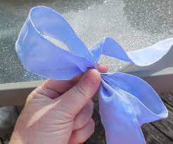 The format is user friendly, filmed from the viewpoint of the one making the bow. How To Make A Floral Bow