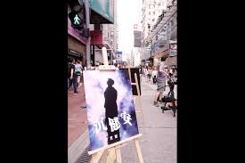 宣传新歌《恋爱脑之死》 MV独角成魔造型现身铜锣湾陈健安与百位 ...