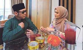 Pada 1 april 2017, beliau telah bernikah dengan seorang gadis berasal dari kulim, zai izzati khiruddin, iaitu perkahwinan beliau kali keempat.3. Berteman Ke Mana Saja