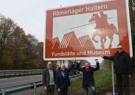 Archäologische Fundstätte und LWL-Römermuseum machen in beiden  Fahrtrichtungen auf sich aufmerksam: Neues Schild an der Autobahn 43