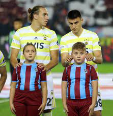 Elif elmas is a macedonian professional footballer of turkish descent who plays for turkish club fenerbahçe and the macedonia national team as a midfielder. Goal Turkiye On Twitter Eljif Elmas Tan Minik Taraftara Minik Bir Saka