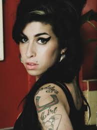 UN DIA COMO HOY 14 DE ENERO DE 2007 Amy Winehouse consigue el #1 en la  lista de álbumes en el Reino Unido con su disco "Back To Black", estará 3  semanas