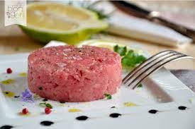 Noi, con l'aiuto del nostro chef massimo martina, vi presentiamo la vera carne cruda piemontese, nella sua preparazione più tradizionale, accompagnata da un filo d'olio d'oliva, succo di limone, scaglie di parmigiano e un. Carne Cruda Alla Piemontese