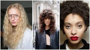 Non dimenticate che se fate la piega liscia dal parrucchiere, ma poi nella vita di tutti i giorni portate i capelli ricci un taglio troppo corto del ciuffo . Capelli Ricci Tendenze 2018 Foto Stylosophy