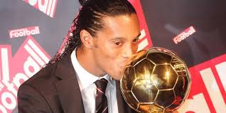 Si Ronaldinho ang magpe-presenta ng 2025 Ballon d'Or trophy sa mananalo sa  Lunes. : r/soccer