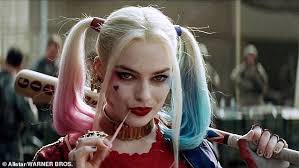 Margot robbie explains that there is so much unseen footage from quentin tarantino's once upon christian bale, margot robbie, and john david washington have been spotted filming director david. Margot Robbie Steht In Rot Neben Idris Elba Wahrend Der Dreharbeiten Zu Suicide Squad Fortsetzung Aktuelle Boulevard Nachrichten Und Fotogalerien Zu Stars Sternchen