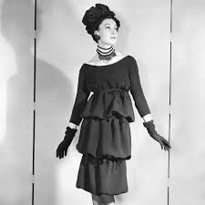 50 % de réduction ce 16/6/2021. Christian Dior Petite Robe Noire Par Yves Saint Laurent 1959 Diktats