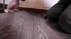Pour un lieu à fort passage et sujet à l'humidité, le carrelage reste maître. Pose Parquet Flottant Cuisine Amenagement 2 P Kitchen Renovation 2 Laying Parquet Flooring Youtube