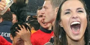 Das gegenseitige versprechen gaben sie sich offenbar bereits am 26. Liebesgeheimnis Geluftet Fc Sturmer Zoller Liebt Laura Wontorra Express De