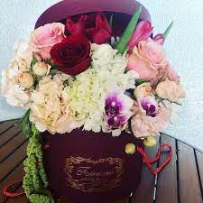 Valentine S Flower Hatbox Floral Arrangements Growersdirectla In California Flower Mall Wholesale Flower Valentines Flower Valentine Day Flowers Flower Market