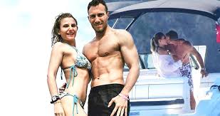 2017 yazında yeğeni burcu başoğlu ile teknede çekilen. Burcu Basoglu Murat Basoglu Nun Yigeni Degil Mi Murat Basoglu Ndan Aciklama
