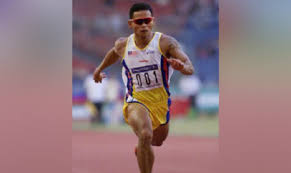 Perbuatan tersebut dilakukannya ketika menjadi pengacara pada program sukan tak sentral yang disiarkan tv3. Pengacara 6 Kru Sukan Tak Sentral Digantung Kerja