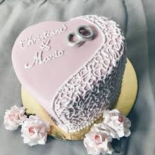 Kleine Hochzeitstorte In Herzform Mit Spitzentechnik Und Ringe Aus Fondant Hochzeitstorte Herzform Kleine Hochzeitstorten Hochzeitstorte