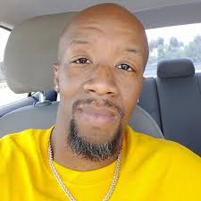 أعد إيوان كريد يعرف عن الصانع، لكن مايلز تيلر يحتاج إلى لعب الصانع. الدورة  الشهرية