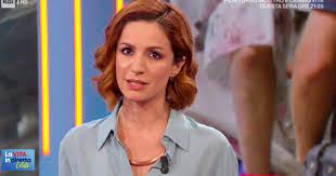 Estate o inverno, da decenni la formula del contenitore pomeridiano di rai uno è identica a se stessa. Andrea Delogu La Foto Sconvolgente Minigonna Inguinale Stivali E Pancia Scoperta Mai Vista Cosi Libero Quotidiano