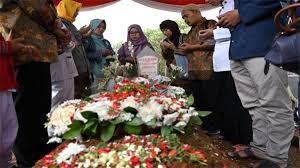 Bunga di antara para wanita 45. Ramai Peziarah Selfie Di Makam Bj Habibie Begini Hukum Dan Adab Ziarah Kubur Bagian 1