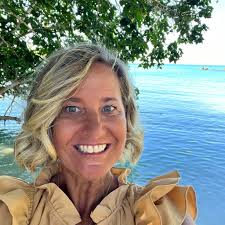 Our wedding is December 16th and was wondering if there is anyone or  suggestions as to where to get a cake done like this and delivered at a  hotel