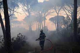August 17, 2021 encore 220 pompiers sont toujours sur place ce jeudi matin pour prévenir toute reprise. Wte3lroiyt41pm