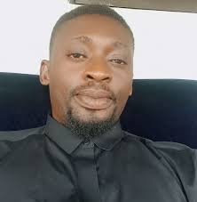 EKIMULI ROSE 🌹 LYRICS Verse 1 Niwe kimuri Rose eki Naba nkwiine ndi  complete Abo barekye bagambe it's alright Kuba niwe wenka am loving  Kokunkwataho girl ,I feel it Omumaisho Gaawe ,