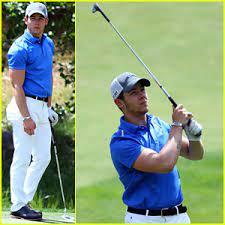 Nick Jonas Makes His Dream Come True Plays Golf With Legend Michael Jordan Jonas Brothers Nick Jonas Just Jared Jr