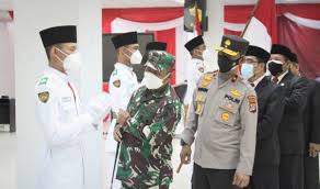Kebalikan dari prosedur tamu wajib lapor, kontrol dari perangkat pemerintah dan warga sekitar juga seringkali kalo keberadaan papan peringatan di kampung sudah merupakan kewajaran termasuk apakah yang melapor hanya tamu yang berkunjung lebih dari 24 jam. Lotxsfm9rogdim