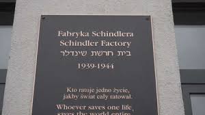 Die fabrik ist ein beliebtes ziel für touristinnen in krakau, da der film schindlers liste von steven spielberg die geschichte schindlers und der von ihm geretteten erfolgreich verfilmte. Emaillierte Topfe Und Becher Hergestellt In Schindlers Fabrik Wahrend Des Zweiten Weltkriegs Krakau Polen Lizenzfreie Fotos Bilder Und Stock Fotografie Image 85107518