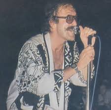Tahir Yesil Adli Kullanicinin Cem Karaca Panosundaki Pin 2020 90lar Nostaljisi Nadide Fotograflar Fotograf Duvari
