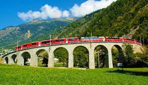 List of italian newspapers and italian news websites featuring sports, politics, jobs, education, lifestyles, travel, and business. Bernina Express Suica O Trem Panoramico Conecta Chur Ou Davos Na Suica A Tirano Na Italia Toda A Rota E Rodeada De Paisag Viagens De Trem Viagens Trem