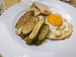 Eliminate le eventuali parti grasse del petto di pollo.sgusciate le uova in un piatto. Carpione Di Bistecchine Di Pollo Zucchine E Uova Foto Di Osteria Del Boccondivino Bra Tripadvisor
