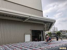 至4/21為止掌握2人的接觸者共168人，已採檢之接觸者，檢驗結果都是陰性, 但仍有22人待採檢, 另11人檢驗中。 由於機師返台後曾搭乘航空公司派車接送，都有依規定戴口罩，但部分同車乘客仍被匡列於131名接觸者中。 未來若確認兩人屬於航空器感染，依過去慣例不會算入本土病例。 Dhlew2i6yodr M